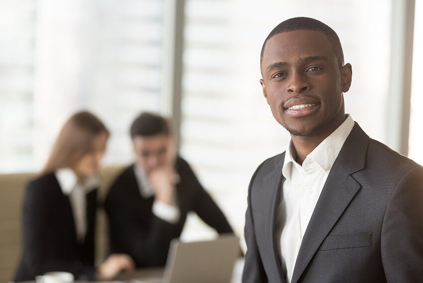 Portrait d’un homme d’affaires afro-américain. Études de cas sur le recrutement d’Aston Carter